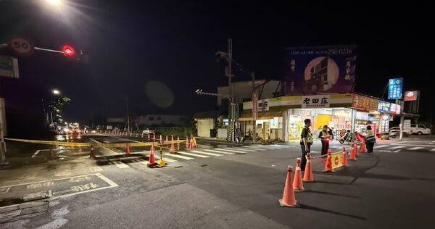 台南路面冒泡泡驚傳瓦斯外洩。（圖 ／翻攝畫面）