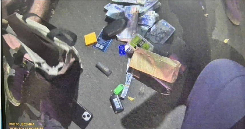 許姓男子14日凌晨遇攔檢不停竟襲警，最終被警方壓制逮捕，員警還在車上查出60萬現金和毒品。（圖／翻攝畫面）