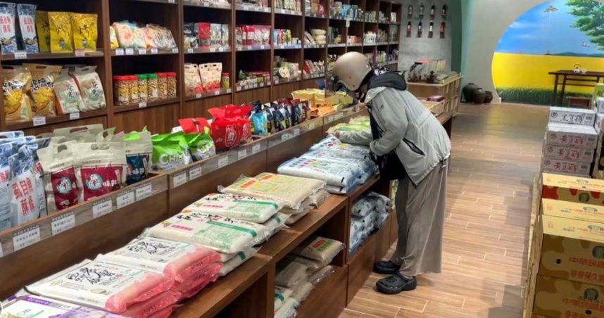 西螺鎮農會旁設立「雲林農物館」，行銷西螺農特產以及雲林縣20鄉鎮市特產。（圖／中國時報周麗蘭攝）