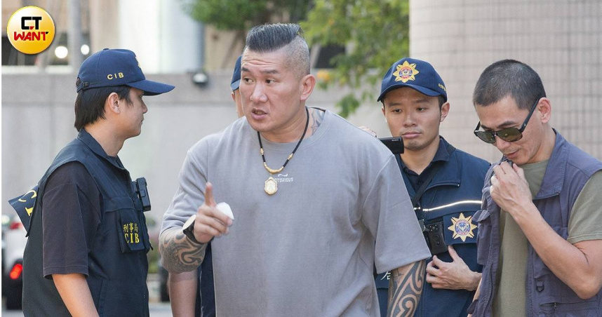 館長在直播中喊「把賴清德狗頭砍下來」，偵訊後離開刑事局。（圖／黃威彬攝）