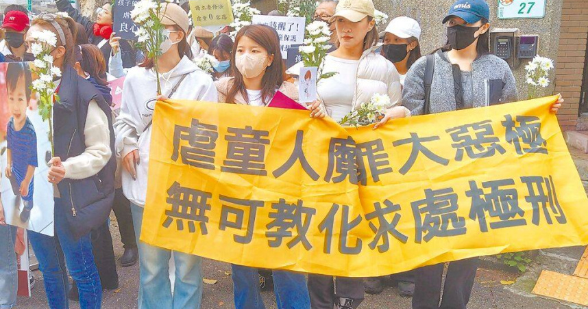 立法院16日進行《兒童托育服務法》第3次審查。圖為民眾要求修法，加重虐童刑責。（圖／本報資料照片）