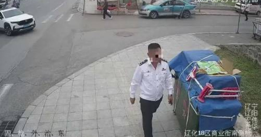 遼寧遼陽一男子自稱「省廳交管局領導」，進入工農街派出所「指導辦案」，結果當場遭警方識破身分。（圖／翻攝自紅星新聞）