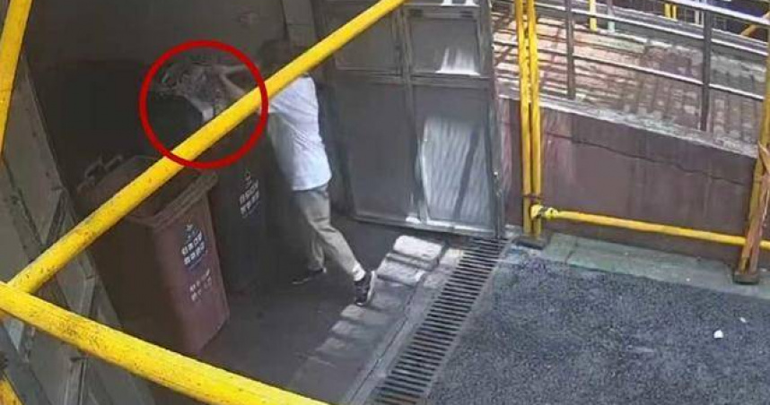 大陸上海一名顧姓女子幫母親大掃除，不小心把230萬黃金飾品當垃圾丟掉。（圖／翻攝自微博／上觀新聞）