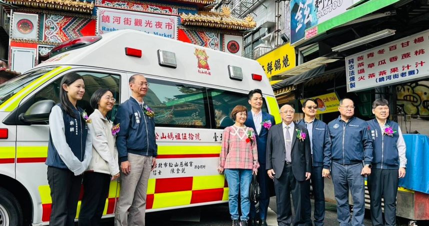 慈祐宮捐贈北市消防局2輛救護車與2輛水箱消防車。（圖／翻攝畫面）