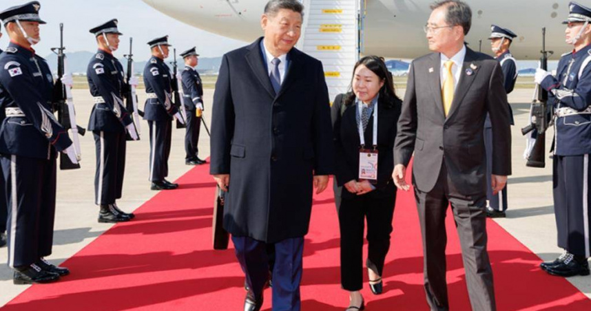 習近平在APEC講話共建普惠包容的開放型亞太經濟 。圖為習近平昨抵達韓國。（圖／新華社）