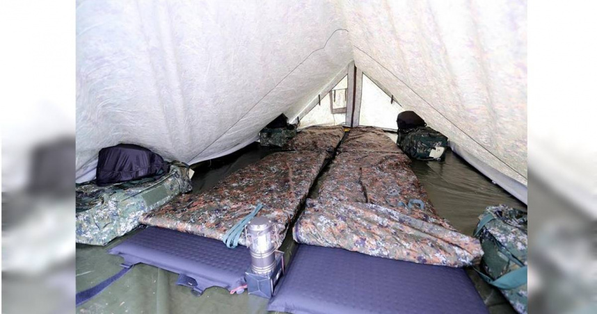 許姓、邱姓、江姓男子今年7月11日參加漢光演習補實缺員動員教召，被任務分配到新北市林口區嘉寶國小紮營，竟趁晚上闖入校長室偷糖吃被起訴加重竊盜。圖為教召示意圖。（圖／報系資料照）