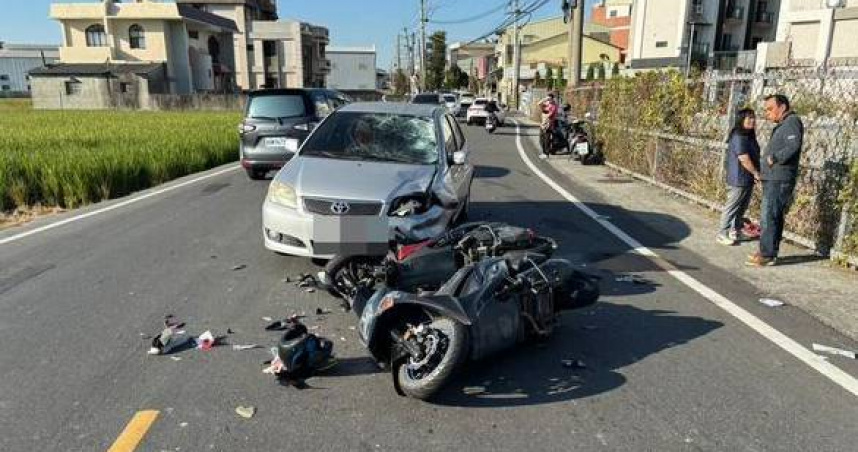 彰化崙美路驚傳4車連環撞，駕駛超車釀禍3騎士慘摔倒地。（圖 ／翻攝畫面）