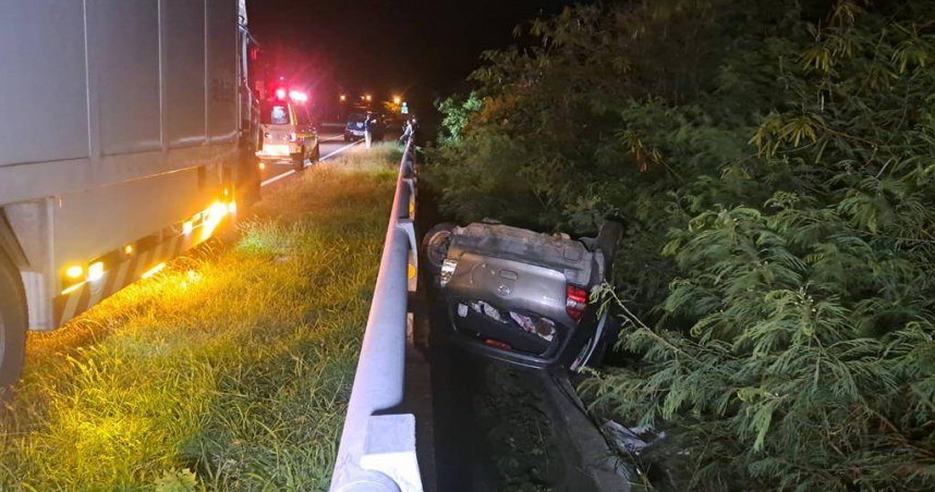 轎車半夜突翻覆駕駛「人間蒸發」疑點重重。（圖 ／翻攝畫面）