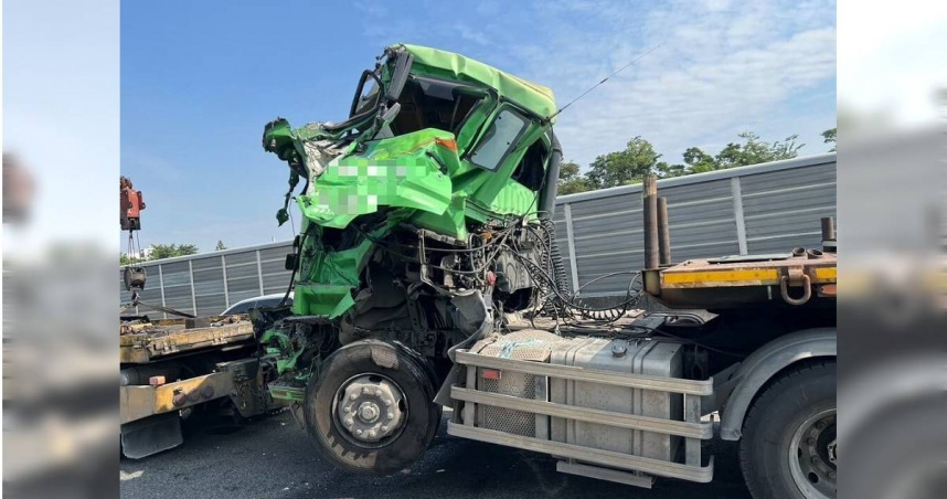 國道1號發生一起車禍事故，導致曳引車頭撞爛。（圖／翻攝畫面）