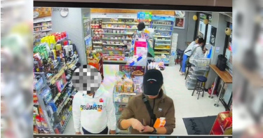 張文在犯案前先是在中山區林森北路上一間超商悠哉喝豆漿。（圖／翻攝畫面）