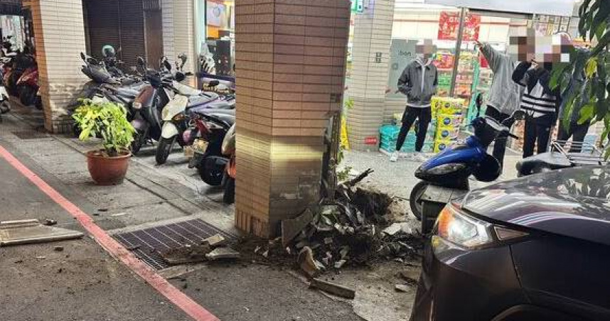 77歲翁吃感冒藥疑頭暈失控，左轉猛撞超商柱花圃驚魂夜。（圖 ／翻攝畫面）