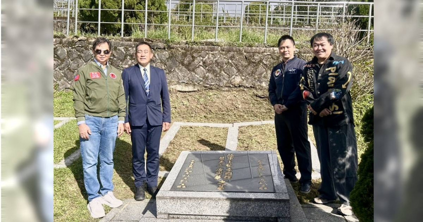 異域故事館董事長王根深（左起）、孤軍後代王紹章、國軍心輔講師黃信凱及YouTuber司徒建銘祭拜柯俊雄原型李國輝團長長眠處。（圖／王紹章會長提供）