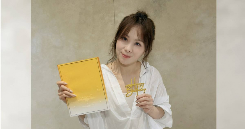 金曲歌后蔡健雅生日當天推出首部影音作品《Let’s Depart! 給世界最悠長的吻 演唱會實錄》。（圖／躍耳娛樂提供）