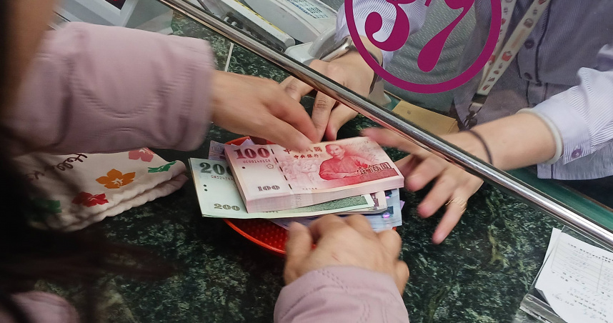 過年前各銀行湧現換新鈔人潮。（圖／報系資料照）