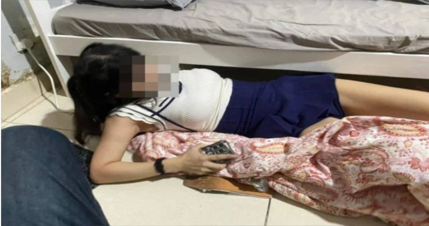 吉隆坡一處豪宅被發現非法賣淫，其中一名女子還嚇到躲進床底。（圖／翻攝自中國報）