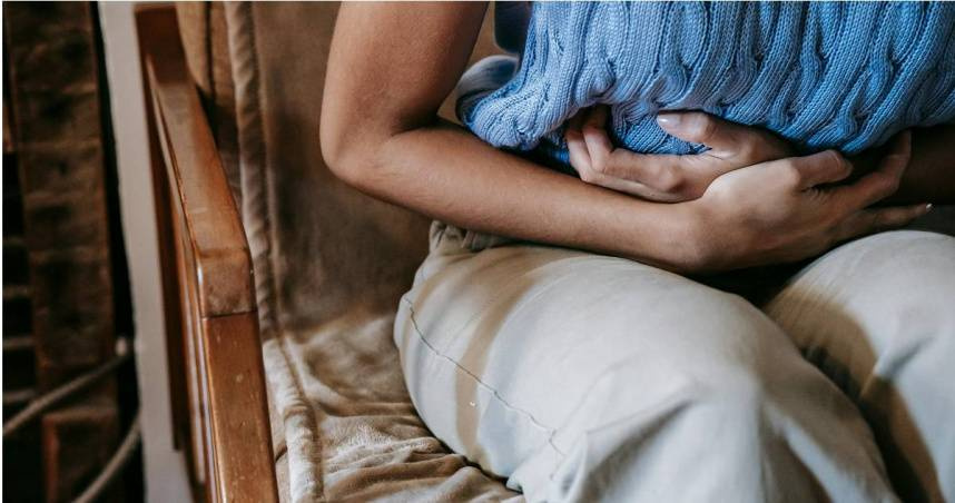 農曆春節期間大魚大肉、飲酒應酬加上熬夜作息紊亂，不少民眾出現胃悶、胃痛與消化不良等不適症狀。（示意圖／翻攝自pexels）