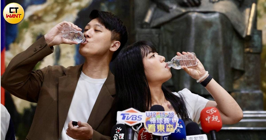 前國民黨發言人鄧凱勛（左）宣布參選新北市板橋區市議員，盼將年輕世代的執行力與戰力帶入議會。（圖／黃耀徵攝）