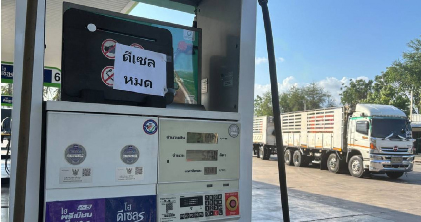 中東戰火影響全球，其中能源供應成為危機之一，泰國各地傳出加油站燃料短缺情形，當局介入調查發現有業者非法囤油。（圖／達志／美聯社）