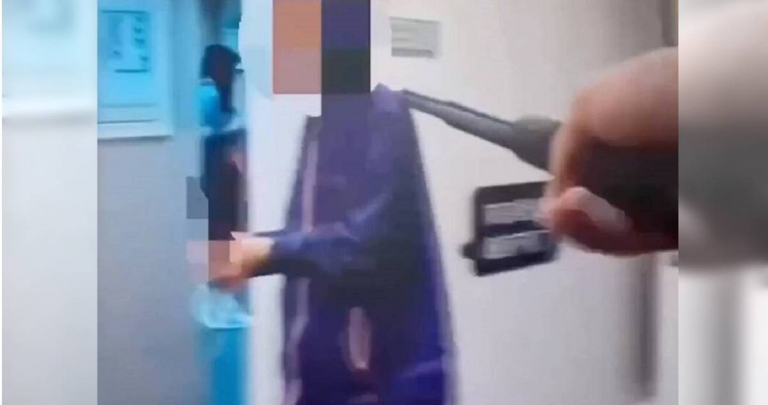 64歲柯姓婦人在中山地下街手持果刀要削蘋果，遭捷運警察制止。（圖／翻攝畫面）