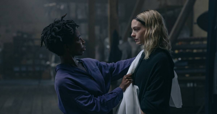 安海瑟薇（右）做出屬於自己的詮釋，更主動提出漂髮造型，左為麥凱拉柯爾。（圖／采昌提供）