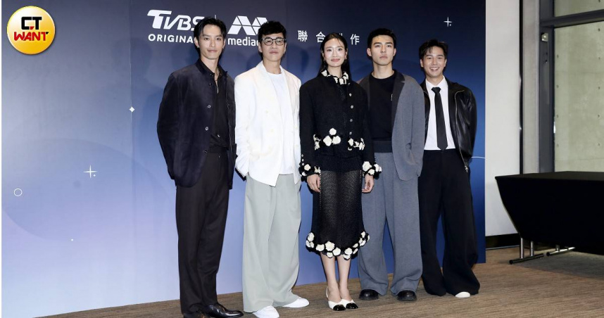 曹佑寧、導演何潤東、Aokbab 茱蒂蒙、陳昊森、蔡程俊出席《對你心動的預言》發布。（圖／侯世駿攝）