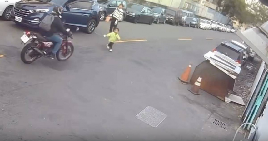 拉不住3歲童衝出來！騎士撞上「母索賠20萬」　監視器畫面曝戳破謊言