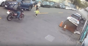 小孩突然衝出來，騎士反應不及撞上。（圖／翻攝Threads／＠o11223368）