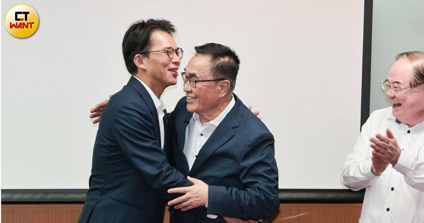 國民黨今舉行「藍白聯合治理新北市長民調結果發佈記者會」，會中公布民調結果，由國民黨新北市長參選人李四川勝出，贏過民眾黨新北市長參選人黃國昌。（圖／黃耀徵攝）