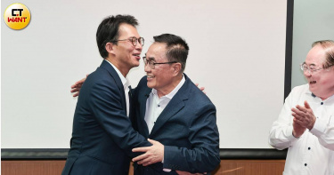 國民黨今舉行「藍白聯合治理新北市長民調結果發佈記者會」，會中公布民調結果，由國民黨新北市長參選人李四川勝出，贏過民眾黨新北市長參選人黃國昌。（圖／黃耀徵攝）