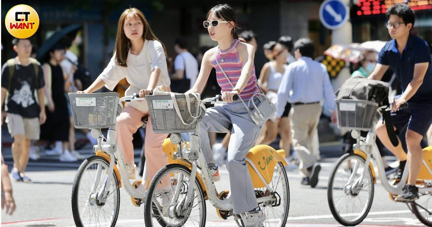 今天全台晴朗、暖熱，高溫飆30度以上，且各地紫外線將達過量級，建議適時補充水分並做好防曬措施。（示意圖／黃耀徵攝）