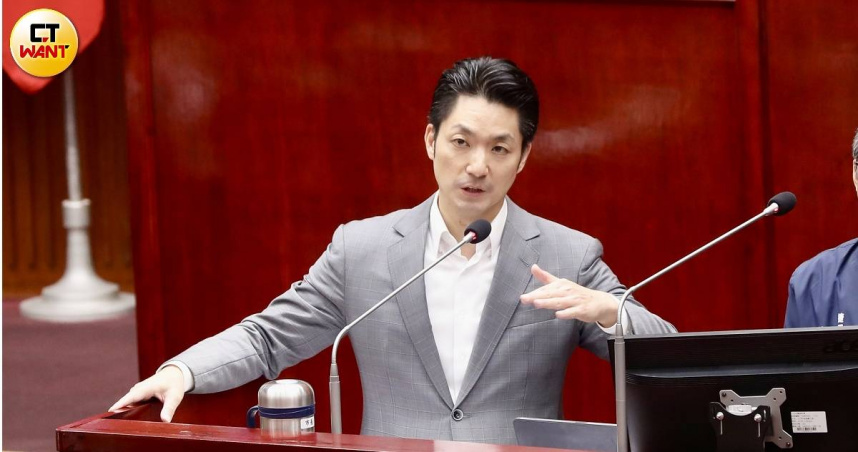 台北市長蔣萬安力挺饒慶鈴，呼籲政府停止政治手段傷害農民權益。（圖／方萬民攝）