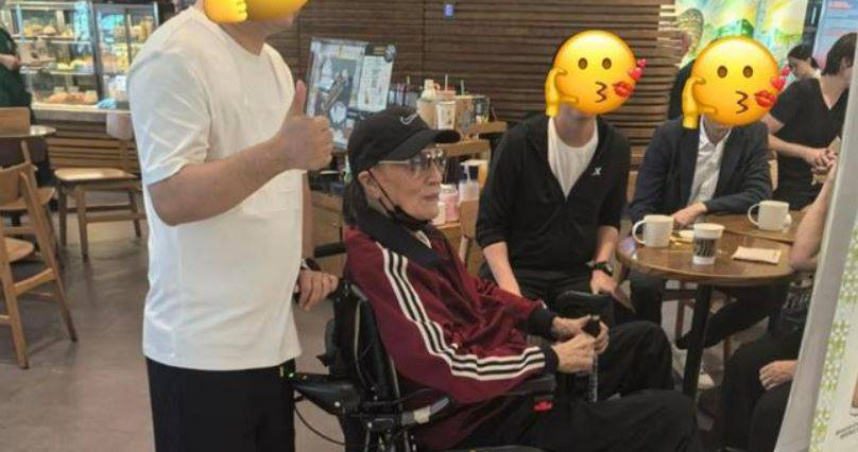 謝賢今年4月才被拍到現身咖啡店，雖然身形明顯消瘦，出入需依靠輪椅及拐杖，但精神狀況還不錯。（圖／翻攝自微博）