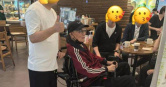 謝賢今年4月才被拍到現身咖啡店，雖然身形明顯消瘦，出入需依靠輪椅及拐杖，但精神狀況還不錯。（圖／翻攝自微博）
