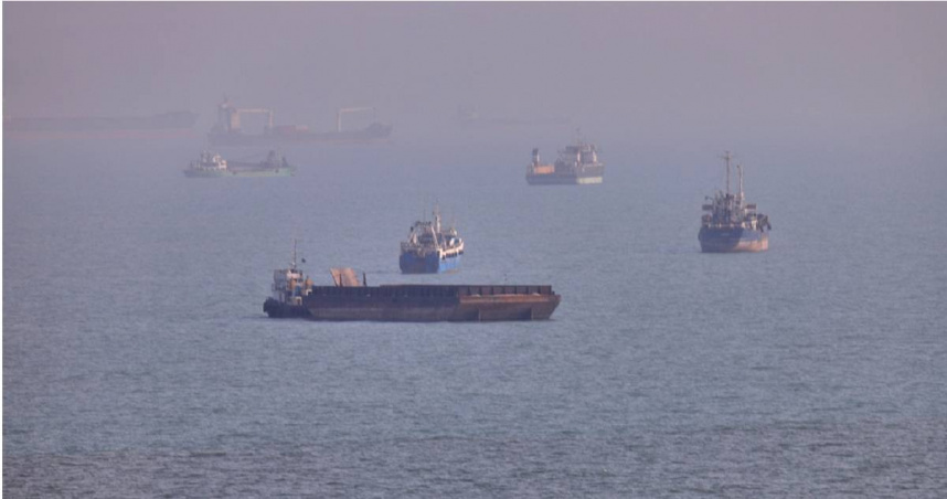 阿布達比國家石油公司旗下2艘船隻，在13日晚間通過「荷姆茲海峽」（Strait of Hormuz）時遭到攻擊。（示意圖／達志／美聯社）