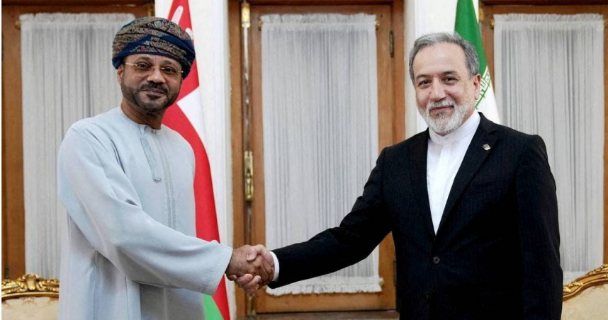 伊朗外交部長阿拉奇（Abbas Araghchi）與阿曼外交部長布賽迪（Sayyid Badr al-Busaidi）會面。（圖／達志／路透社）