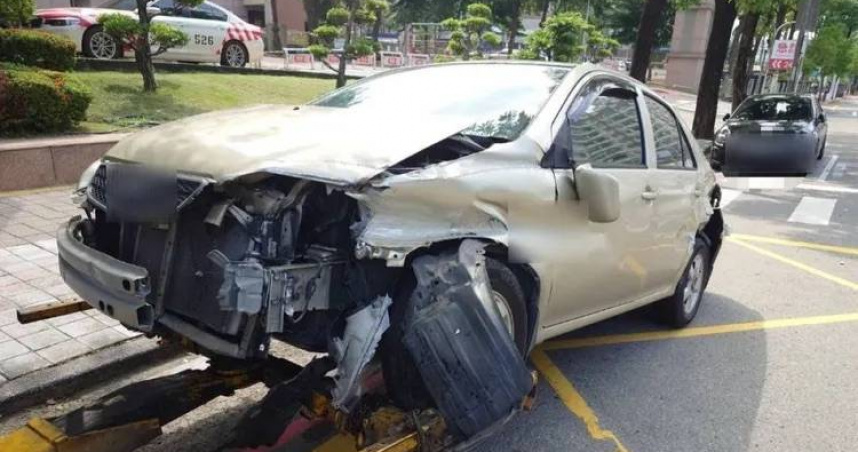國1鼎金路段路面突冒「塑膠籃」　女駕駛急閃失控撞護欄車頭全毀