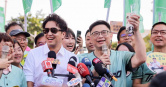 台北市長參選人沈伯洋（左）喝珍奶一幕被轉發到網路上，支持者的一句話連大陸人都看不下去。（圖／翻攝臉書／賴瑞隆）