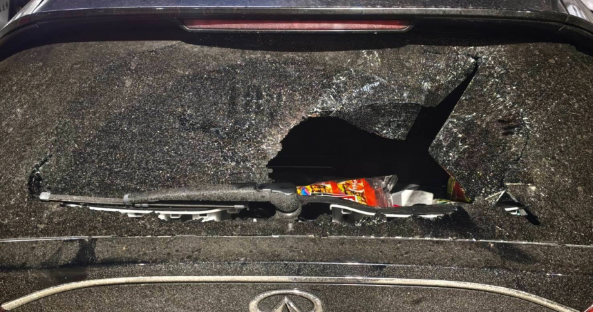 先吃飯還是先逛街？漢神巨蛋情侶吵架　男變「一拳超人」爆擊車窗雙雙見血