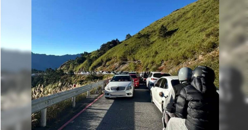 國慶連假期間，合歡山武嶺路段曾發生賓士違停，造成嚴重交通癱瘓事件。（圖／翻攝自臉書／中橫路況交通資訊站）