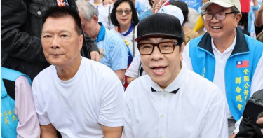 知名主持人蔡康永26日下午3時10分左右現身台北市長蔣萬安競選總部成立大會，在台北市文化局長蔡詩萍迎接下步入敦化國中會場，履行先前受邀出席的約定。（圖／報系資料庫）