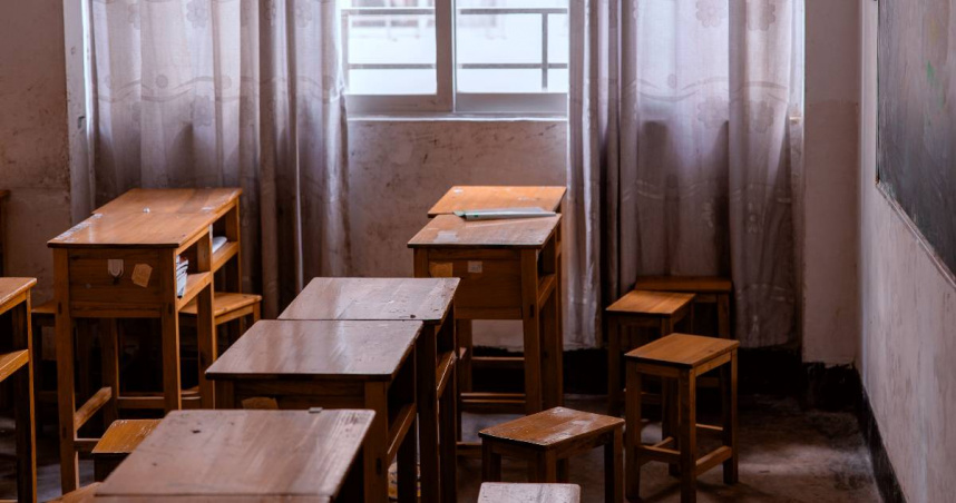 一名家長發文控訴，因家中無人照料而將孩子提早送至學校，孩子卻因未遵守校方「上午7時20分鐘聲響起前不得上樓」的規定，遭老師要求原地罰站。（示意圖／取自pexels）