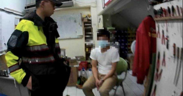 短裙美腿太撩人 碩士狼「凍未條」偷拍遭護花男活逮
