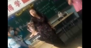 畢典沒收到花!女老師抓狂對學生吐口水 飆罵10分鐘怒斥「噁心」