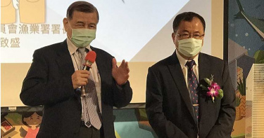 漁業署長親上火線VS館長!張致盛一邊用力賣國產魚 同時允諾大推吃台灣蝦