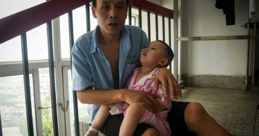 沒錢延誤治療女嬰成植物人 母親精神分裂縱火把家給燒了