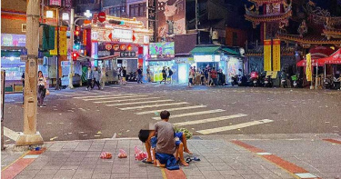 更新/饒河夜市擺攤!國小兒「累癱在父懷裡」 父子背影惹鼻酸