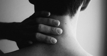 「脖子又僵又疼」竟是罹腦癌!醫檢查嘆:不能手術 原因曝光