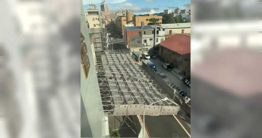 閃電颱風強襲! 吹垮南崁派出所整面鷹架