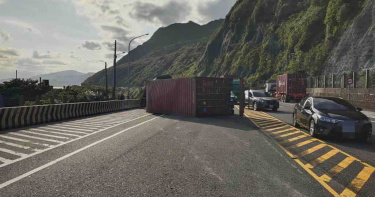 濱海公路貢寮段貨櫃車翻覆!駕駛「失去生命跡象」送醫搶救