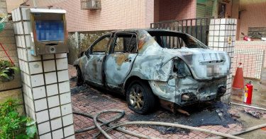離奇!車剛停妥突竄出火苗 搶救不及愛車燒成廢鐵